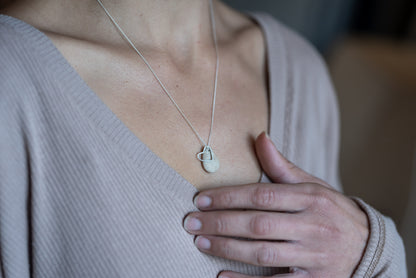 מסגרת לב על אבן