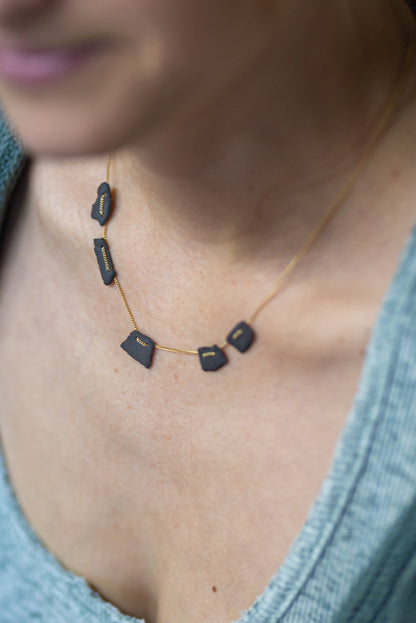 שרשרת קרעי חימר תפורה