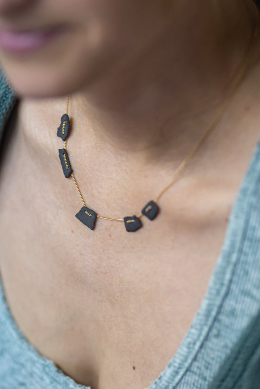 שרשרת קרעי חימר תפורה