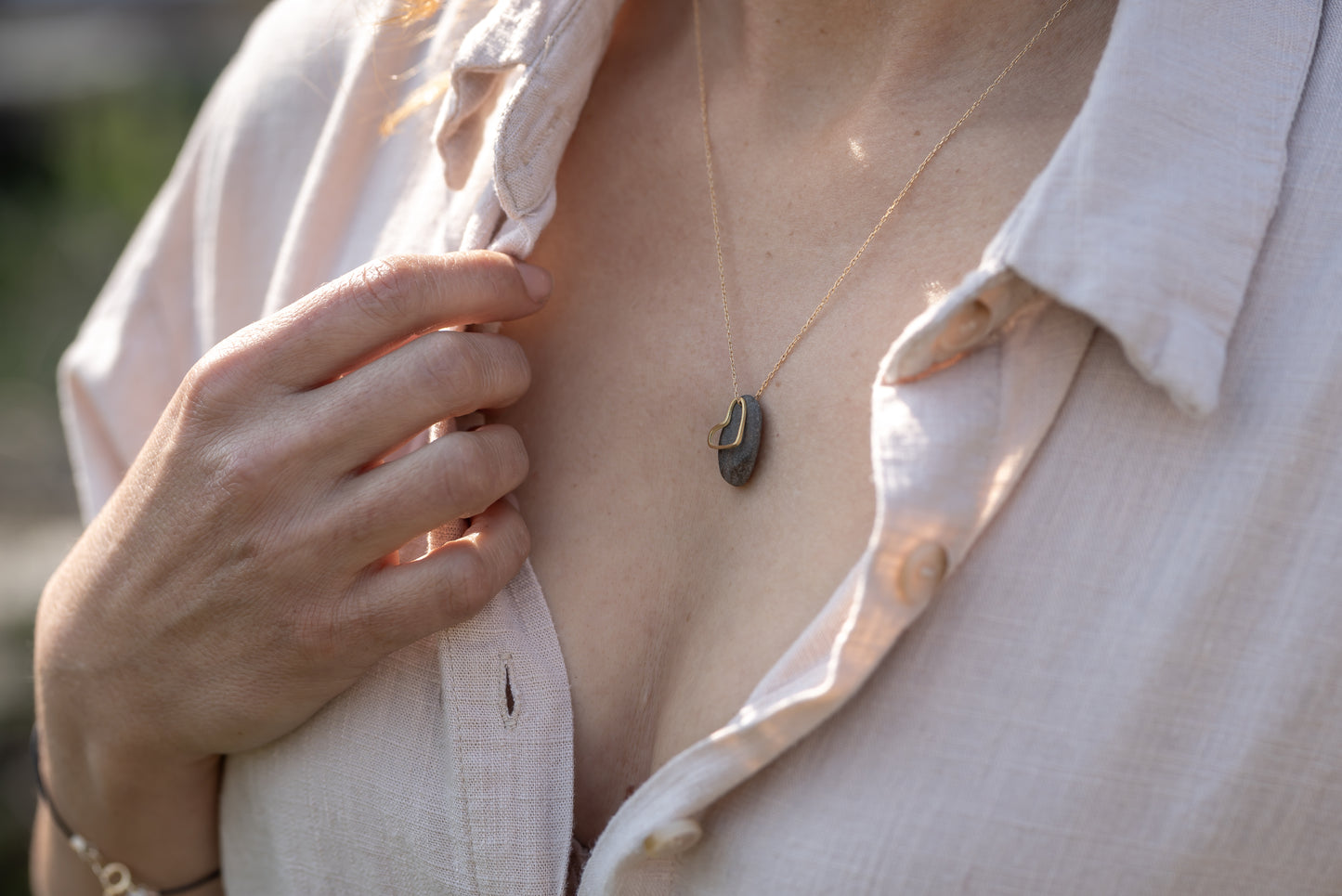 מסגרת לב על אבן