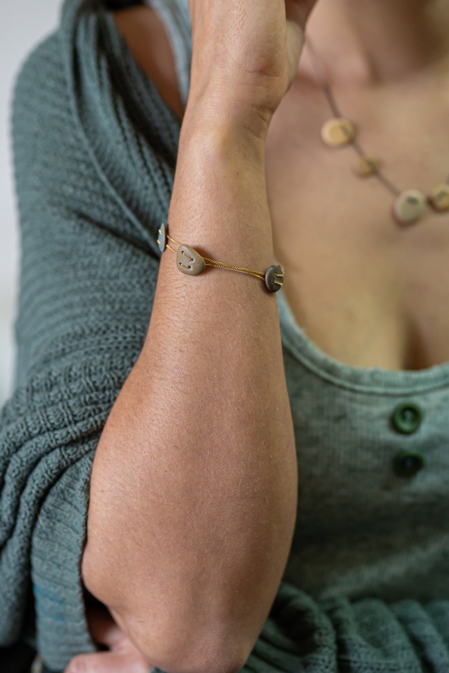 צמיד חלוקי נחל