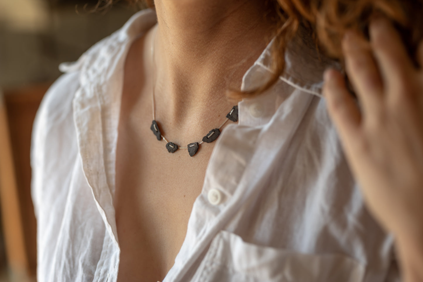 שרשרת קרעי חימר תפורה