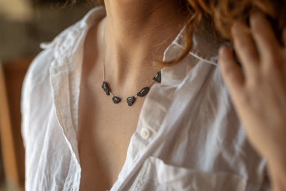 שרשרת קרעי חימר תפורה