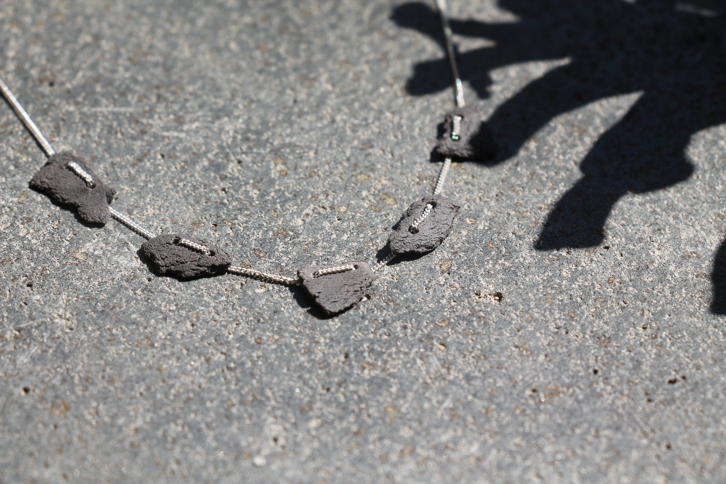 שרשרת קרעי חימר תפורה