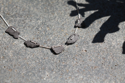 שרשרת קרעי חימר תפורה