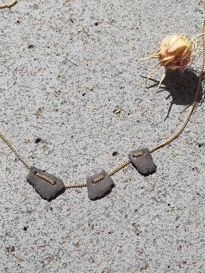 שרשרת קרעי חימר תפורה