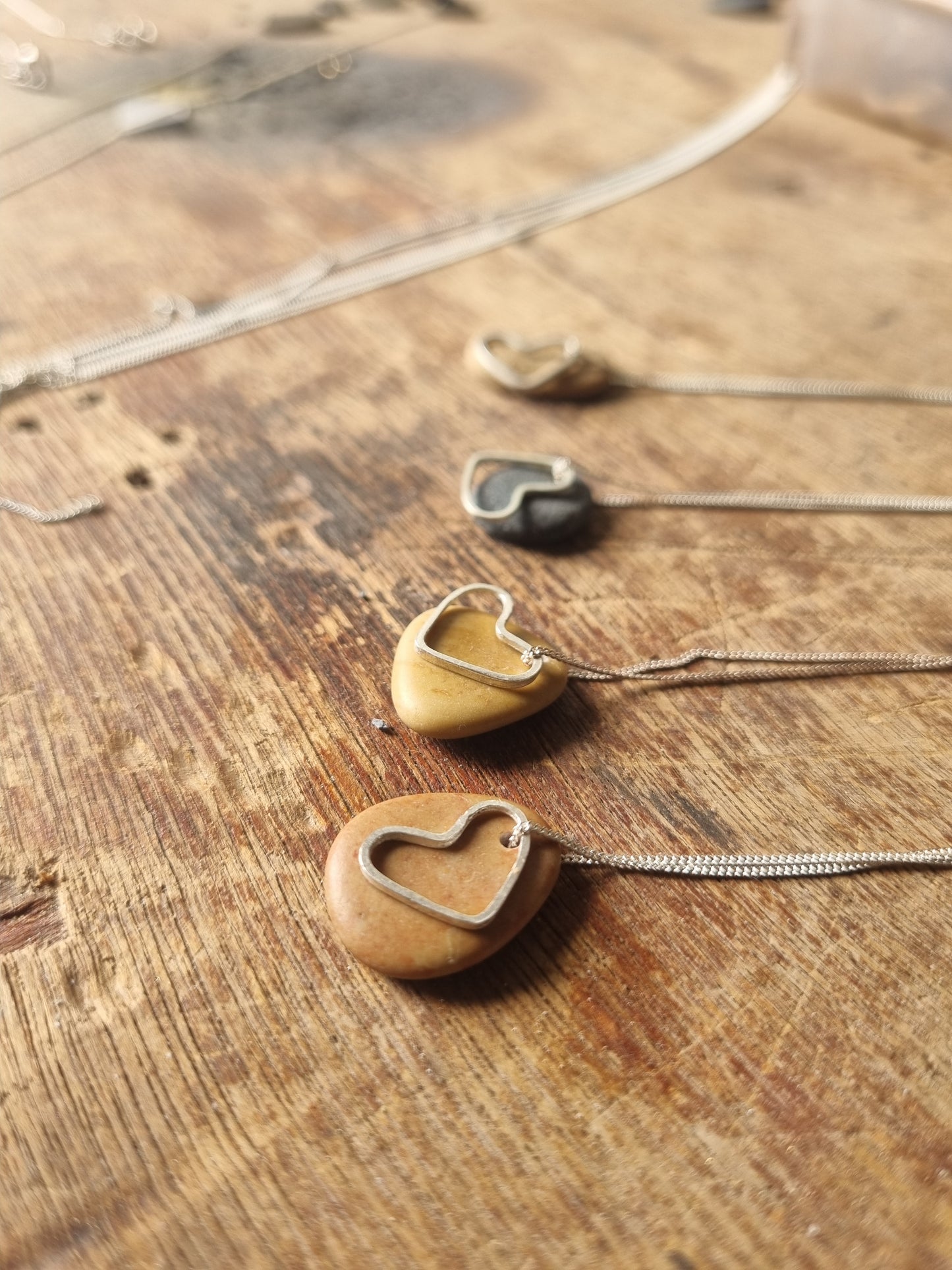 מסגרת לב על אבן