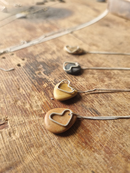 מסגרת לב על אבן