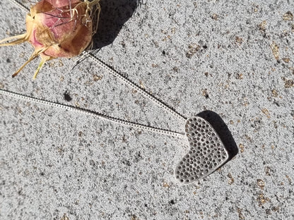 שרשרת לב חורים